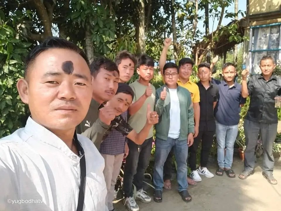 आफ्नो स्वार्थको लागि
 बिना तथ्य विना प्रमाण ती हाम्रा महान पुर्खाहरुलाई राक्षस सैतानको संज्ञा दिएर भ्रम छरी  यिनीहरुले हाम्रो पुर्खाको अपमान गरेको छ हाम्रो वंशको खिल्ली उडाएको छ यी  डलरे कालो टीकेहरुलाई अब हामी जनजातीहरुले नै कालो मोसो दलेर गाउँ गाउँबाट लखेट्नुपर्छ।