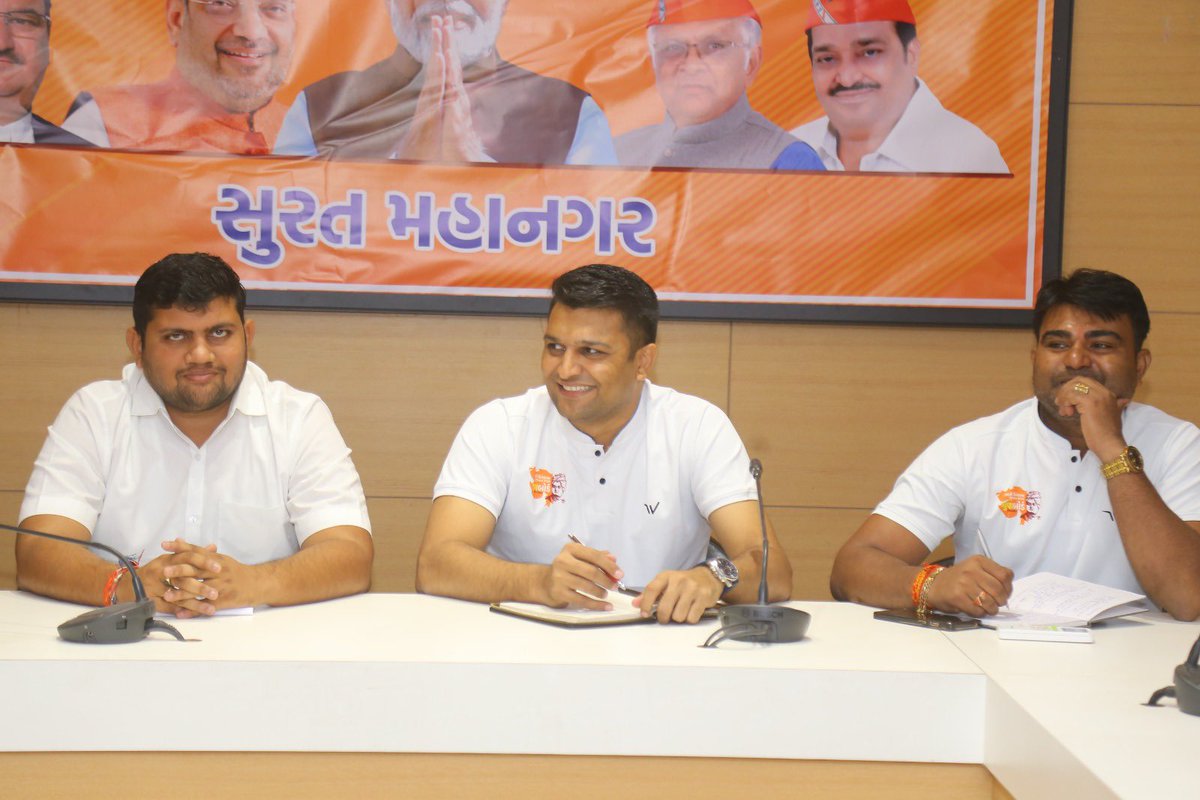 PAasundra's tweet photo. આજ રોજ સ્વામી વિવેકાનંદ ગુજરાત રાજ્ય યુવા બોર્ડ સુરત મહાનગર દ્વારા ભારતીય જનતા પાર્ટી સુરત મહાનગર ના કાર્યાલય ખાતે આગામી કાર્યક્રમો ની રૂપરેખા તૈયાર કરવામાં આવી.#Svgryb #suratmahanagar https://t.co/iGVOV0baF4