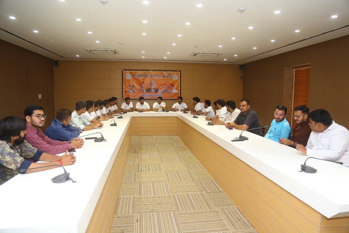 PAasundra's tweet photo. આજ રોજ સ્વામી વિવેકાનંદ ગુજરાત રાજ્ય યુવા બોર્ડ સુરત મહાનગર દ્વારા ભારતીય જનતા પાર્ટી સુરત મહાનગર ના કાર્યાલય ખાતે આગામી કાર્યક્રમો ની રૂપરેખા તૈયાર કરવામાં આવી.#Svgryb #suratmahanagar https://t.co/iGVOV0baF4