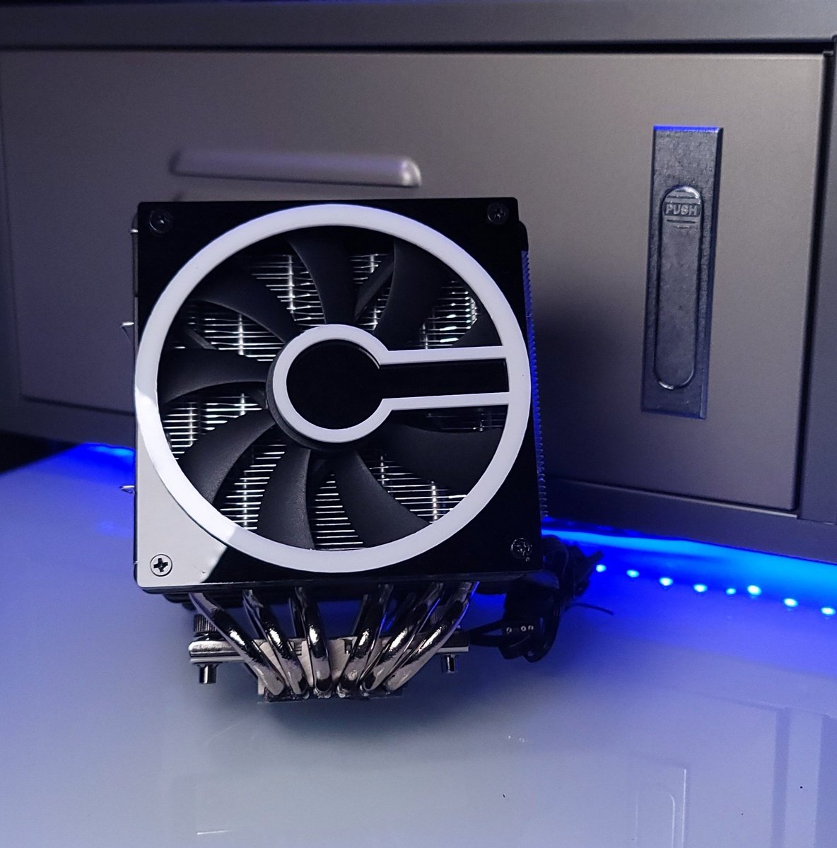 EnviousMods's tweet image. The Scythe Fuma 3 is a monster with the 3rd fan added!

How many fans should I run?

#scythe #fuma3 #cpucooler #enviousmods #pc #pccooling
