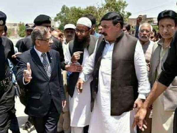 دوہزار اٹھارہ کے الیکشن میں سپریم کورٹ کا چیف جسٹس شیدے کے حلقہ میں انتحابی مہم چلا رہا ہے اس کے مخالف امیدوار حنیف عباسی  کو رات ایک بچے سزا سنا کر جیل ڈال دیا یہ تھی اس وقت لیول پلینگ فیلڈ جس کا آج صحافی ، پیپلز پارٹی اور پی ٹی آئئ رنڈی رونا رو رہے 
میڈیا کے بے شرموں سے پوچھو