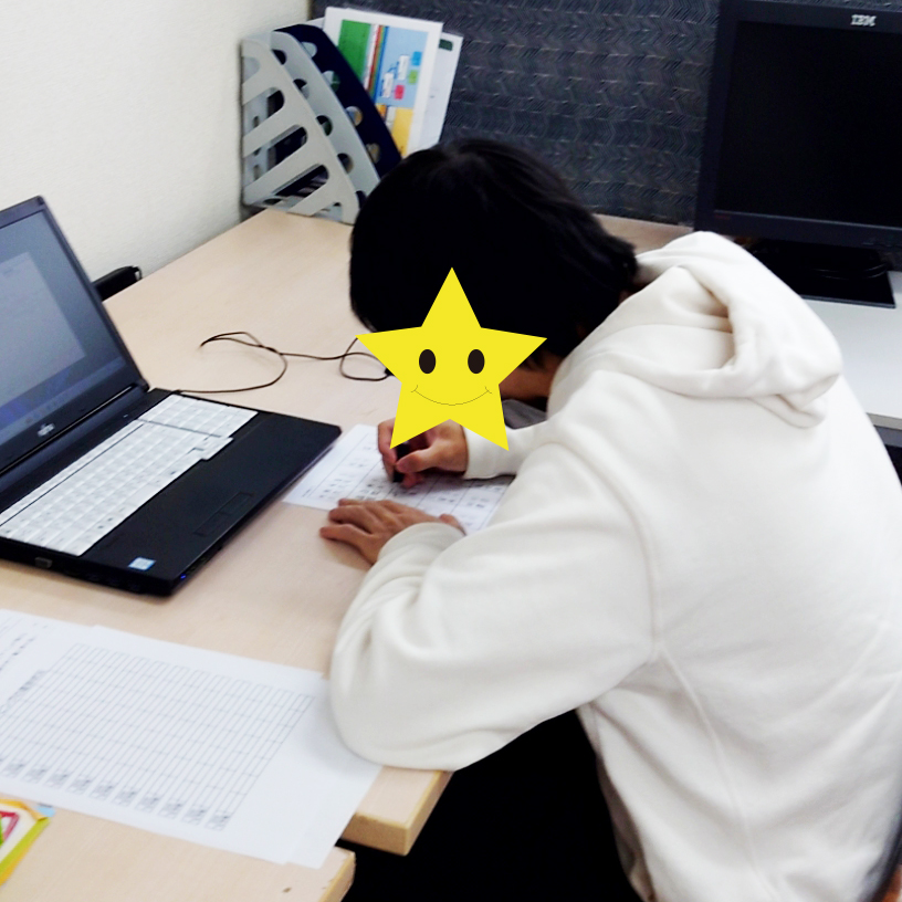 NetUe6's tweet photo. 清々しい朝が気持ちいいですね。 皆で姿勢を正してペン習字をしました。 #就労移行支援 #大阪 #上本町 #職業訓練 #障がい者支援 #天王寺 #うつ #IT #プログラミング学習 #アニメ好きと繋がりたい #WEBデザイン #ゲーム好きと繋がりたい #ペン習字 https://t.co/L9efRAyGxb
