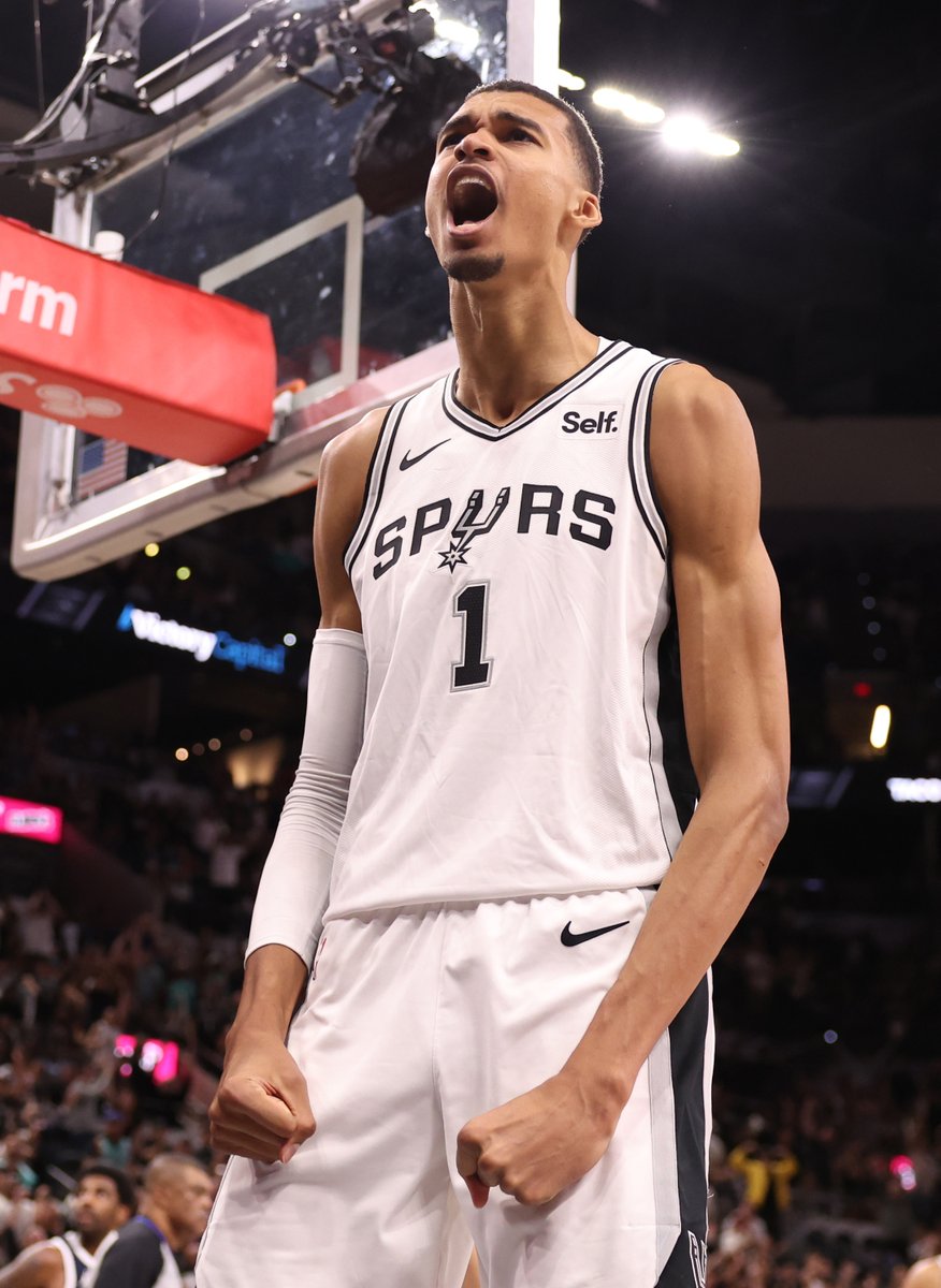BleacherReport's tweet photo. Wemby didn't disappoint in his NBA debut 🌟:

15 PTS (9 in the 4Q)
5 REB
2 STL
1 BLK https://t.co/ktgpTuU9IP