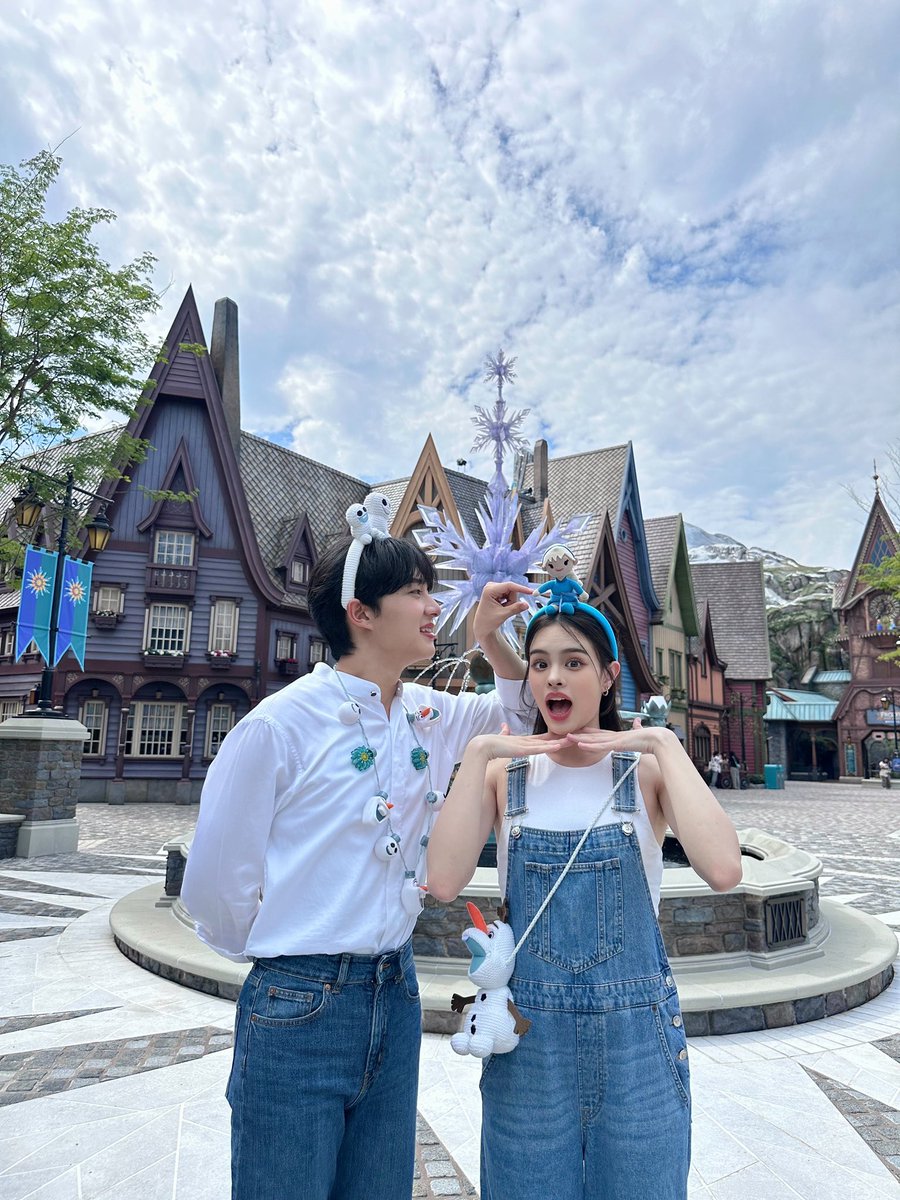DomundiTV's tweet photo. นุนิว - แอลลี่ ได้เกียรติรับคำเชิญสุดพิเศษจากแอนนาและเอลซ่า ได้ทดลองเข้า World Of Frozen แห่งแรกและใหญ่ที่สุดในโลกจะเปิดให้บริการที่ Disneyland Hongkong ในวันที่ 20 พฤศจิกายน นี้ 

#WorldOfFrozenxNuNewAlly
#WorldOfFrozen
#HKDisneyland https://t.co/0CvITnvr03