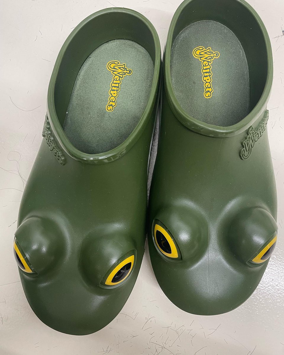 Can you take a guess? Is it a frog or a crocodile? I'm not entirely certain, but isn't it just the cutest thing to have? I couldn't resist adding this adorable creature to my collection and wanted to share it with you. Have you ever bought something so charming and unique?