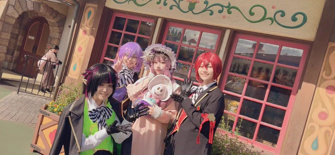 21日可愛くてナンパしたリボン組ちゃんからお写真の許可頂いたので見て〜 囲んでもらって非常に嬉しそうな笑  2枚目はパパが撮ってくれてるかっこいい後ろ姿込みで〜 お写真ありがとうございました  リドル君   エペル君  リリア様 #Dハロ仮装2023