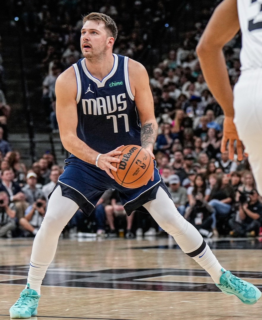 OneSportsPHL's tweet photo. IT’S LUKA’S WORLD, AND WE’RE JUST LIVIN’ IN IT! 🤪

Luka Doncic spoils Victor Wembenyama’s NBA debut with a 33-point triple-double in the Mavericks’ 126-119 dub over the Spurs.

📸 @dallasmavs | Facebook 

#EveryonesGame #NBAonOneSportsI https://t.co/0cYYdxB8NW