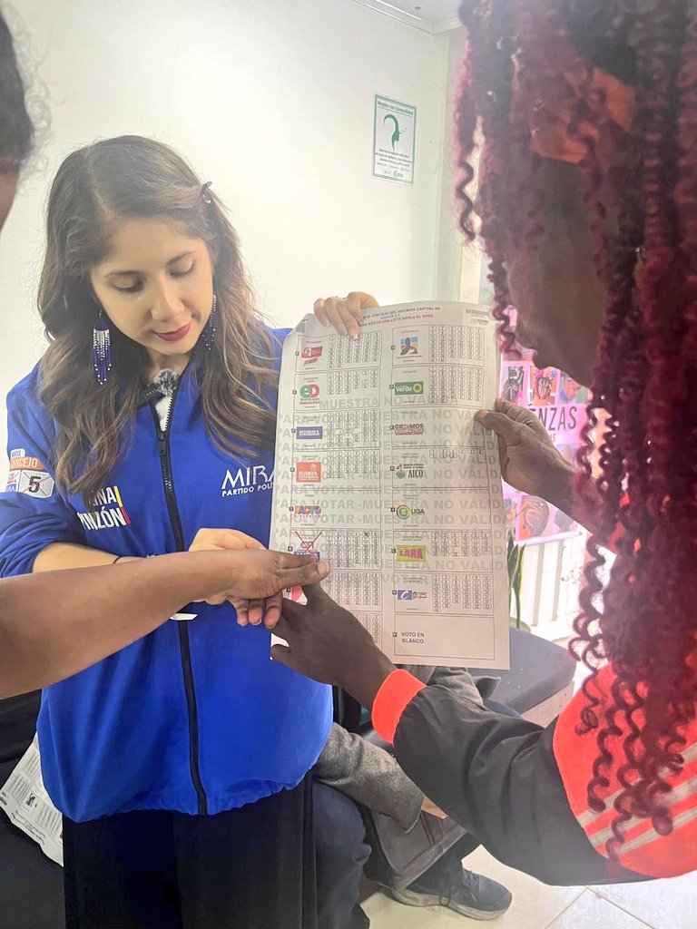 LinaPinzonAr's tweet photo. #Bellavista | Seguimos recorriendo #Engativá en compañía nuestra líder Miraísta Nasly Mosquera.

Una mujer de valores, que ha realizado un trabajo incansable por la comunidad. @Fapuentess

Gracias por su apoyo y por creer en el @PartidoMIRA 🖐️ https://t.co/REDKcQd2wd