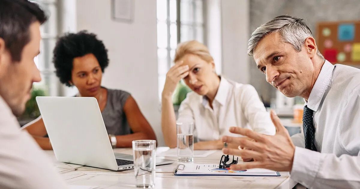 So manche Diskussion im Meeting erhitzt die Gemüter. Hier erhalten Sie 10 Tricks, um aggressives Mitarbeiterverhalten im Meeting erfolgreich zu stoppen. buff.ly/48mTtH9