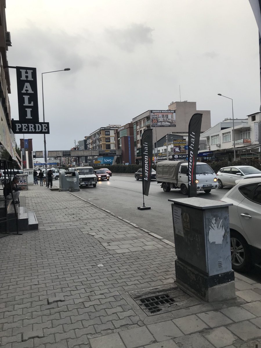 ⁦<a href="/izmirhim/">İzmir HİM</a>⁩ ⁦<a href="/EmniyetIzmir/">İzmir Emniyet Müdürlüğü</a>⁩ ⁦<a href="/izmirbld/">İzmir Büyükşehir Belediyesi</a>⁩ yola bu şekilde bayrak koymak yasal mıdır? Bu yol kamusal alan mıdır yoksa Kadıoğlu halı perde firmasına mı aittir?