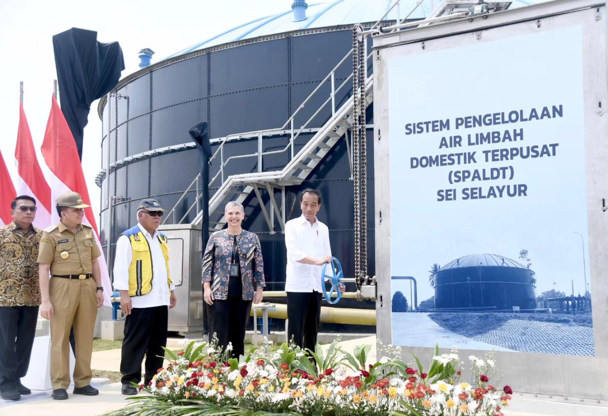 Joko Widodo, Indonesian President inaugurated the Sei Selayur Centralized Domestic Waste Water Management System (SPALDT).  This is the Australian and Indonesian governments collaboration project.

#JokowiInaugurates #SPALDTSeiSelayur #WasteWaterManagement #AustraliaIndonesia