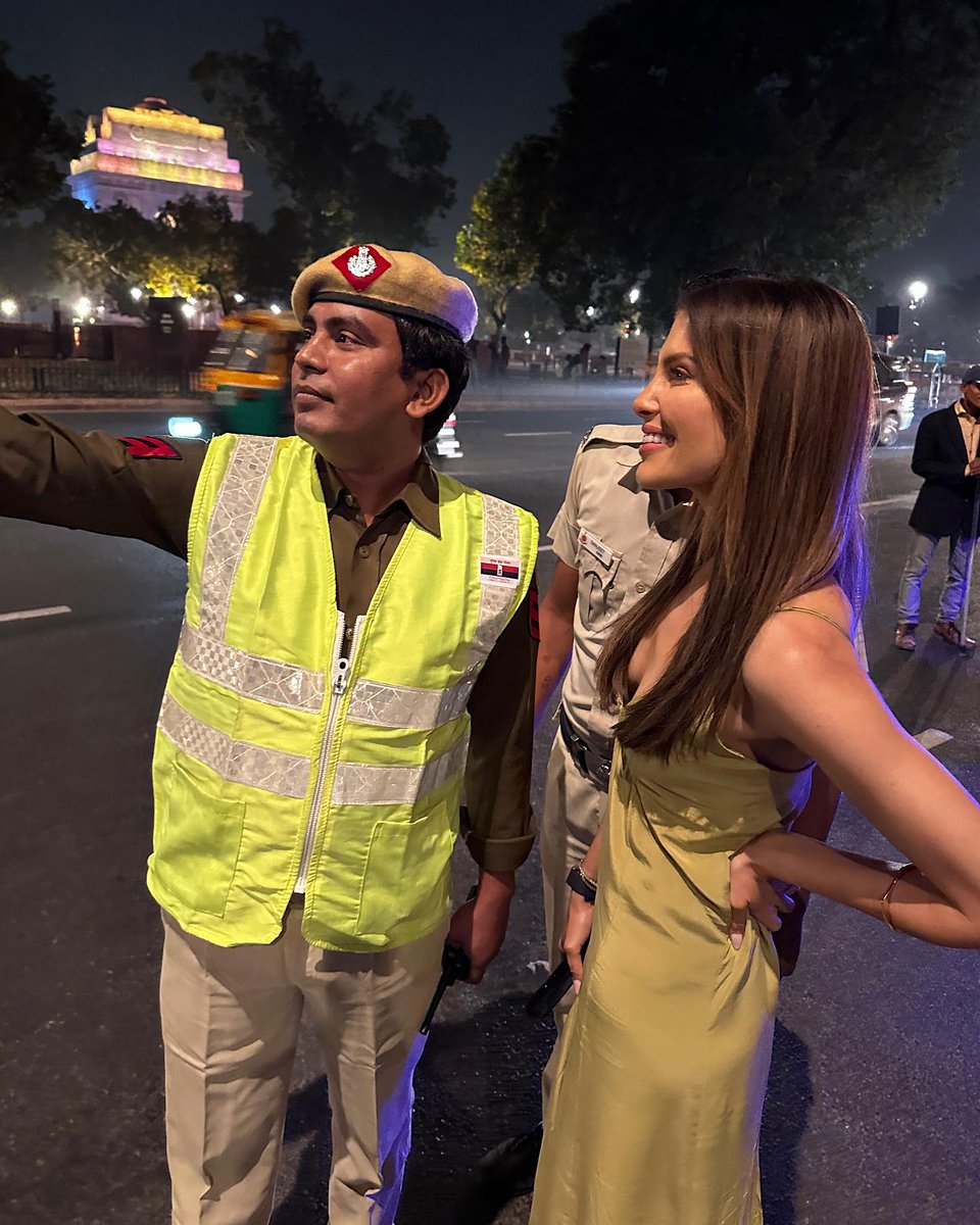 Such a beautiful Soul❤️ ICC Presenter @erinvholland is making selfie on the request of Delhi Police officer! #CWC23 #CricketTwitter #WorldCup2023 #CWC2023