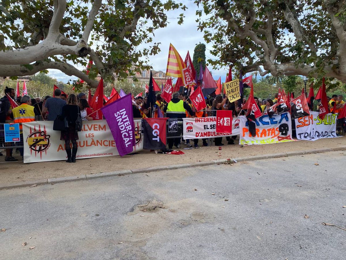 🔴🚑 Sindicats a les portes del <a href="/parlamentcat/">Parlament de Catalunya</a> exigint la internalització immediata del transport sanitari.

▫️ Prou intermediaris. Per una sanitat 100% pública i de qualitat!