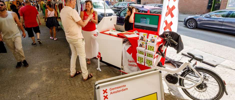 De klimaatweek komt eraan!🌳🌎 Grote kans dus dat je tussen 30 oktober en 5 november de energie bakfiets door de stad ziet rijden. De Gemeente Amsterdam geeft bij jou in de buurt tips over energie besparen en duurzaam leven.💡♻️ Benieuwd waar en wanneer? bit.ly/duurzamebakfie…