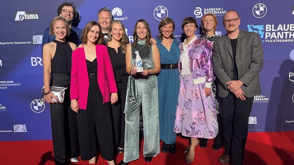 BR - Bayerischer Rundfunk (@br_presse) on Twitter photo Auszeichnung für die BR-Doku-Serie "Dirty Little Secrets": Sie hat den "Blauen Panther – TV & Streaming Award" <a href="/PantherAward/">Blauer Panther TV- & Streaming Award</a> gewonnen. Autorin Julia Schweinberger <a href="/misspighiller/">Julia Schweinberger</a> nahm den Preis in der Kategorie "Information/Journalismus" entgegen. br.de/presse/inhalt/… Auszeichnung für die BR-Doku-Serie "Dirty Little Secrets": Sie hat den "Blauen Panther – TV & Streaming Award" <a href="/PantherAward/">Blauer Panther TV- & Streaming Award</a> gewonnen. Autorin Julia Schweinberger <a href="/misspighiller/">Julia Schweinberger</a> nahm den Preis in der Kategorie "Information/Journalismus" entgegen. br.de/presse/inhalt/…