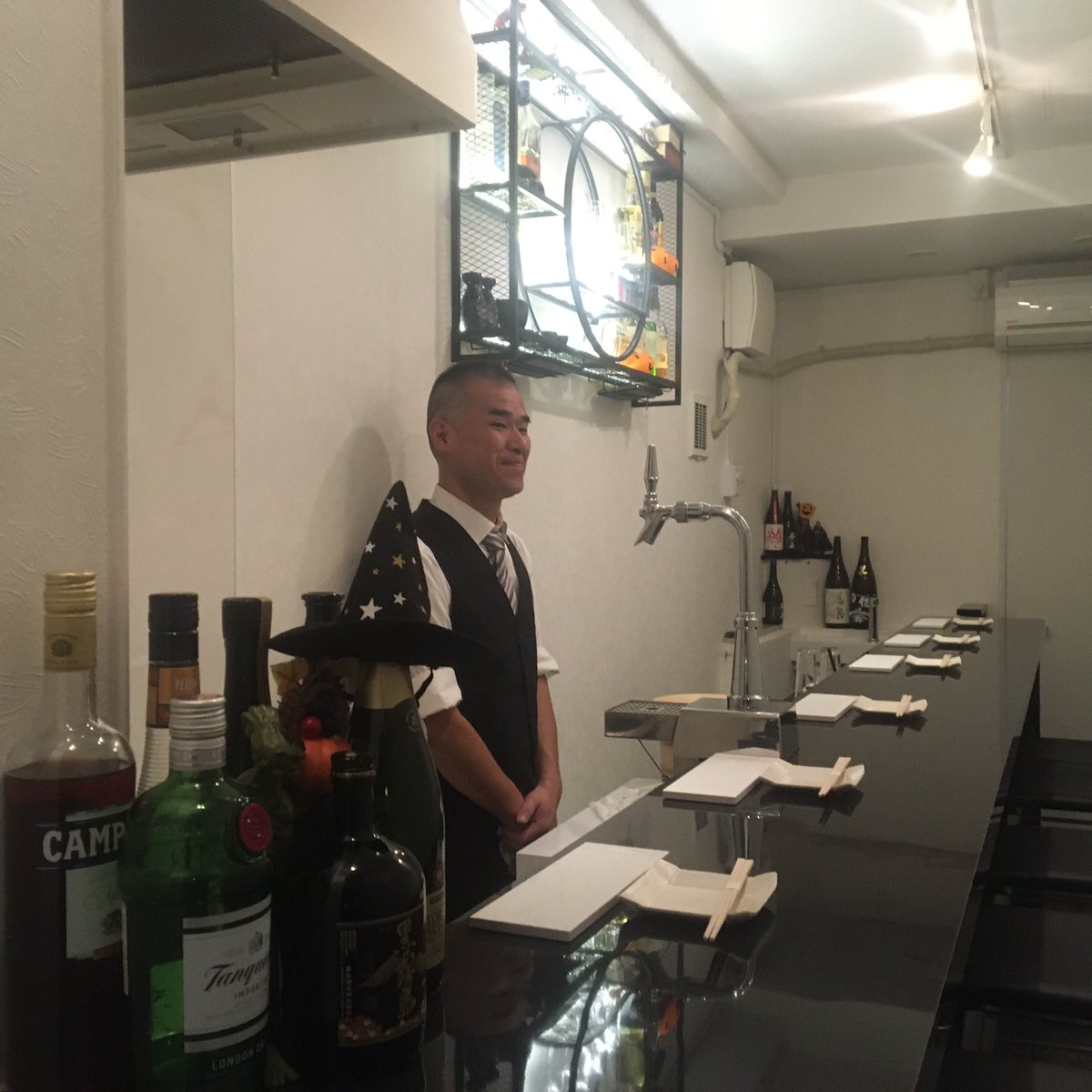 cepro_shop's tweet photo. “sushi bar fish 4u”  8月上旬にオープンしたチェプロのお隣さんです。カウンター席で、店主野口さんが握ってくれます。外国人のお客様も増えてて、野口さんはUSで働いてた経験もあり英語も堪能です。旬の握りを堪能できるその日のおすすめをぜひ。#アキバ　#寿司バー #sushibar https://t.co/AyPJ7SWO4T