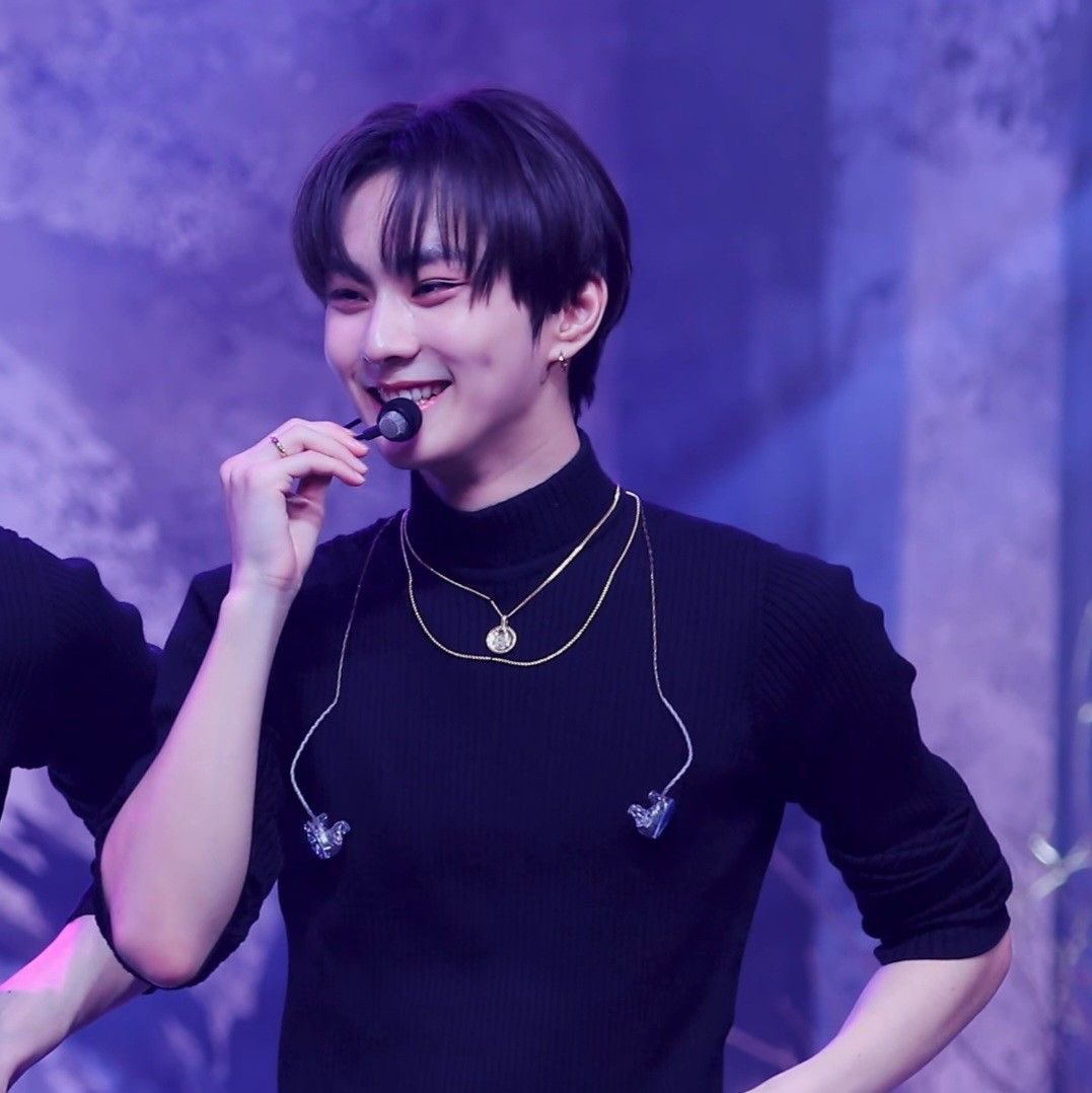 jwonmyheart_'s tweet photo. your personal flower + your ult bias(s) https://t.co/4AEnrHPPEN