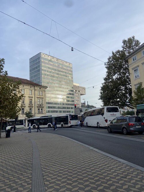 Lublan_SI's tweet photo. @A_Rychlikova Nechci Vám to kazit, v malém centru Lublaně je to fakt super, ale o pár metrů dál se v provozu bojuje o přežití. Aktuálně denní stav provozu vypadá takto 😉👇 https://t.co/6AzuepyqiQ