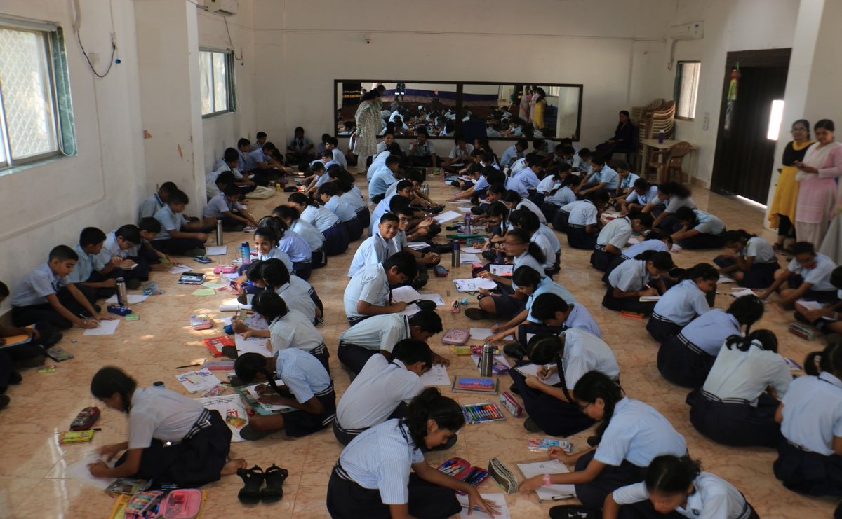 🌊⚓️ #IndianNavy 🎉 3⃣rd week of #NCSAM23 with special focus on 'Naval Families, Children & Units'📚👨‍👩‍👧‍👦

🖥️ Webinar was held for families in 🤝with @cyberpeacengo. 🧒🏫kids learned about #cyberhygiene & #SocialMedia safety through lectures & poster competitions at various #NCS.