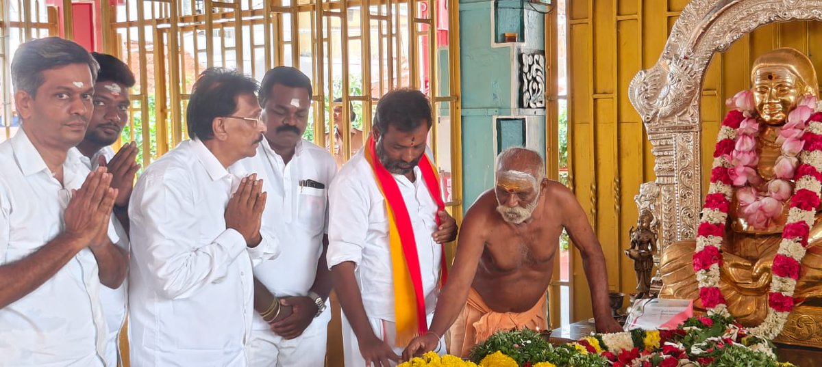 seethaimainthan's tweet photo. நட்சத்திரப்படி, ஐப்பசி மாதம் வளர்பிறை துவாதசி திதி பூரட்டாதி நட்சத்திர தினமான இன்று  (26-10-2023)
தேவர் திருமகனார் சித்தி
பெற்ற நாளாகும். இன்று அவர்களது பசும்பொன் சமாதியில் நமது திருச்சி
மாநாடு வெற்றி பெற குருமகானின் திருவடிகளை
வேண்டி நின்ற தருணம்.
          -சீதையின் மைந்தன் https://t.co/NB6ot9mjgi