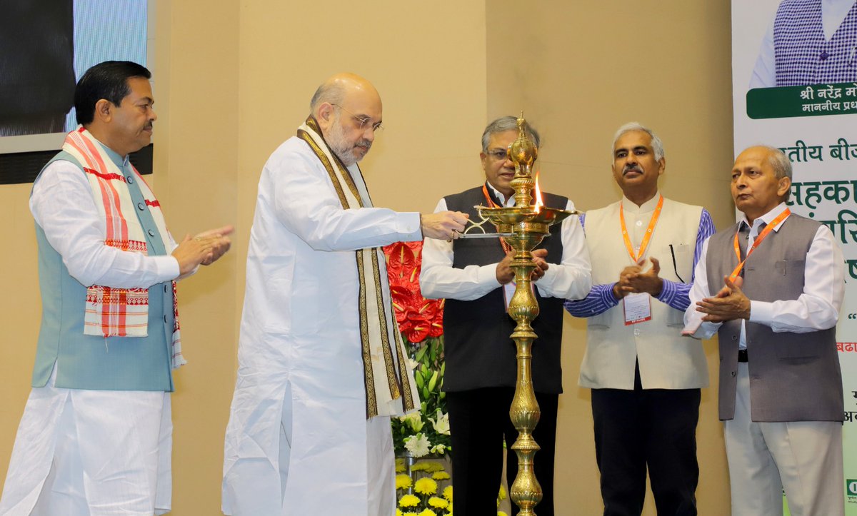 blvermaup's tweet image. केंद्रीय गृह एवं सहकारिता मंत्री श्री अमित शाह जी के साथ भारतीय बीज सहकारी समिति लिमिटेड #BBSSL द्वारा विज्ञान भवन, नई दिल्ली में आयोजित &quot;सहकारी क्षेत्र में उन्नत एवं पारंपरिक बीजोत्पादन पर राष्ट्रीय संगोष्ठी&quot; का दीप प्रज्ज्वलित कर उद्घाटन किया।

#सहकार_से_समृद्धि
#उन्नत_बीज