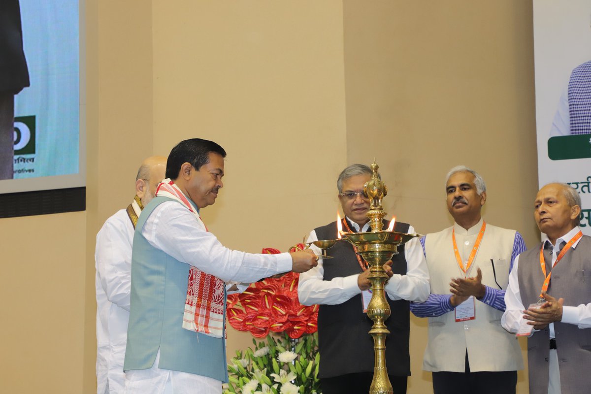 blvermaup's tweet image. केंद्रीय गृह एवं सहकारिता मंत्री श्री अमित शाह जी के साथ भारतीय बीज सहकारी समिति लिमिटेड #BBSSL द्वारा विज्ञान भवन, नई दिल्ली में आयोजित &quot;सहकारी क्षेत्र में उन्नत एवं पारंपरिक बीजोत्पादन पर राष्ट्रीय संगोष्ठी&quot; का दीप प्रज्ज्वलित कर उद्घाटन किया।

#सहकार_से_समृद्धि
#उन्नत_बीज