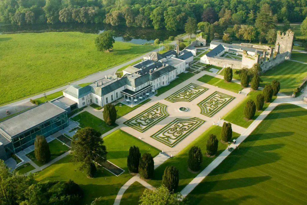 SpainFoodWineIE's tweet photo. #sherryweek 💃🇪🇸🍷
Don't miss this special four-course #Sherry Dinner at @CastlemartyrRes in Ireland on Friday 3rd Nov. Antonio  Morenés  from @Diatomists2  will present a selection of amazing Sherry styles 
👉 https://t.co/AoLYtqgIqb

#SherryDinner #WineTasting #sherrylovers https://t.co/c6gaDyEfS2