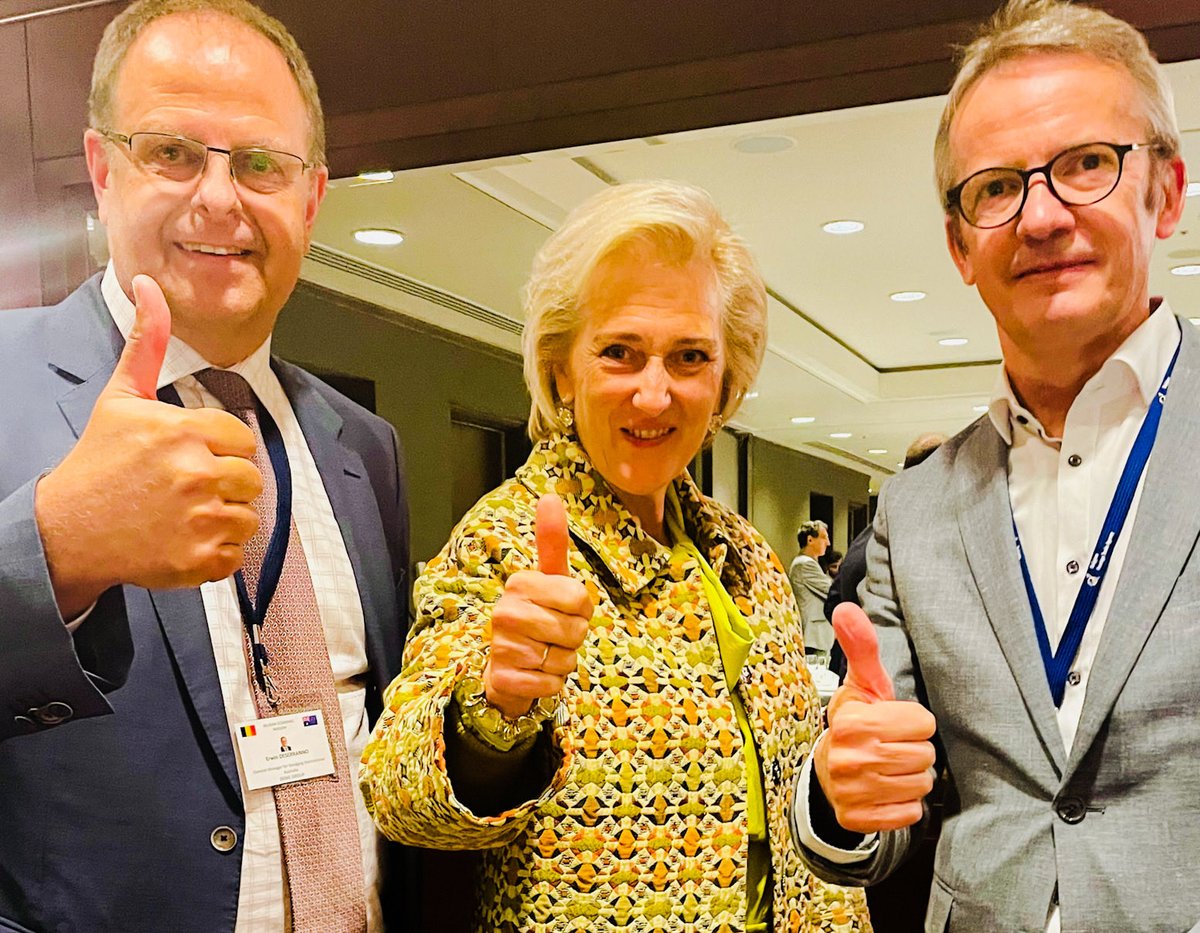 A Royal thumbs up for the ⁦<a href="/KU_Leuven/">KU Leuven</a>⁩ ⁦<a href="/solarteam_be/">Innoptus Solar Team</a>⁩, winners of the Bridgestone World Solar Challenge. 👍