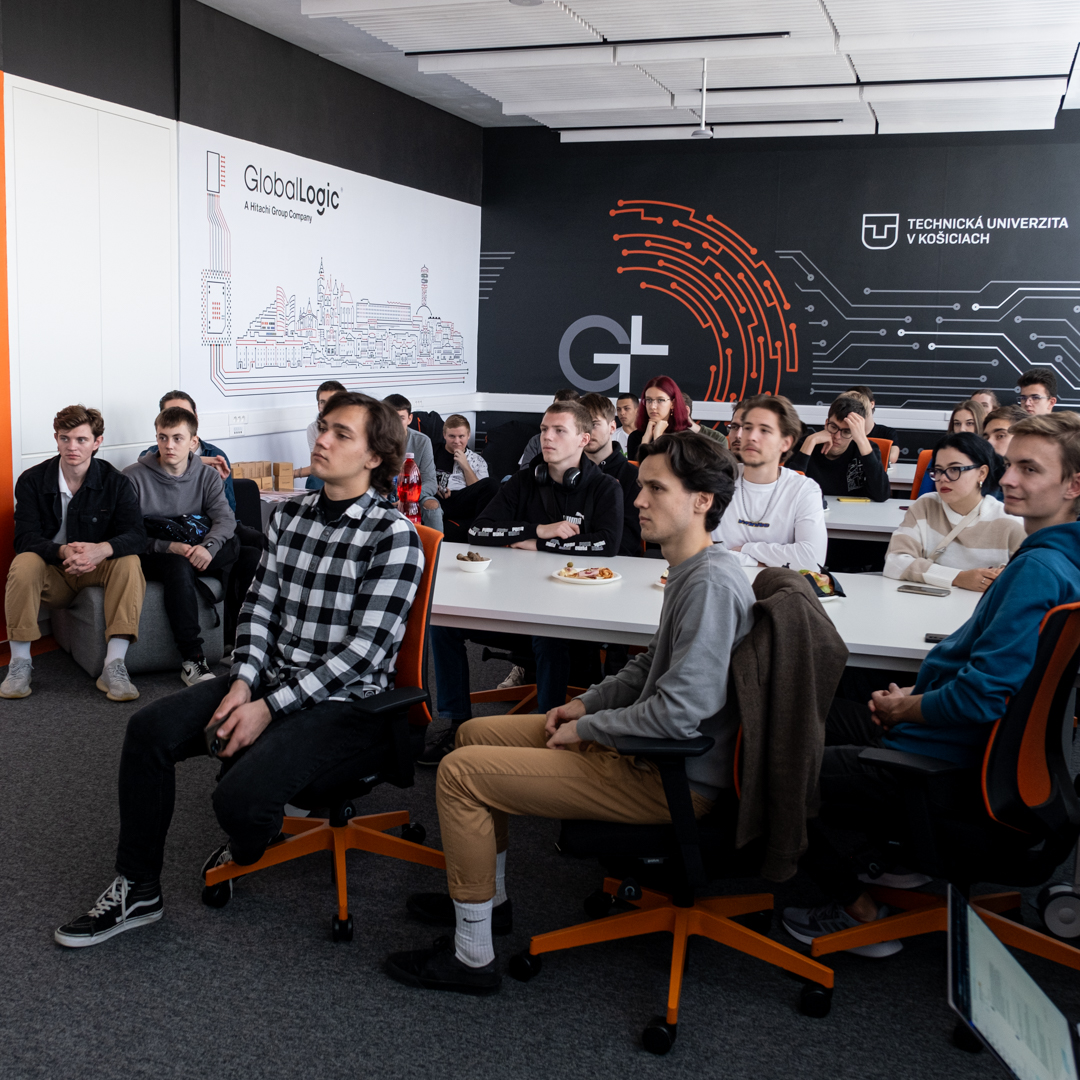 GlobalLogic_SR's tweet image. Po otvorení #CreativitySpace na Fakulte eletrotechniky a informatiky na TUKE sme sa rozhodli nový lab rovno aj otestovať. Konkrétne Dano, ktorý si pre 🧑‍🎓 študentov pripravil predášku "Requirements and Testing".