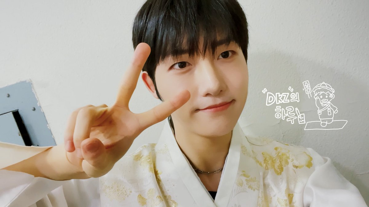 dkz_dy's tweet photo. #디하 👋 ( #디케이지의하루 라는 뜻)
세현이가 추석을 보내는 방법 🐰🌝🍂

DKZ의 하루 DAY 31
👉 https://t.co/S887bccj1f

#DKZ #디케이지
#세현 #SEHYEON https://t.co/YqRBNKSYwK
