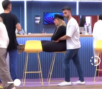 Diqueno_1234567's tweet image. #GHVIP26O 
Que cuadro! 🤦🏻‍♀️ Parece un refuerzo del taburete. 🤦🏻‍♀️😂. ¡Vaya que se caiga!