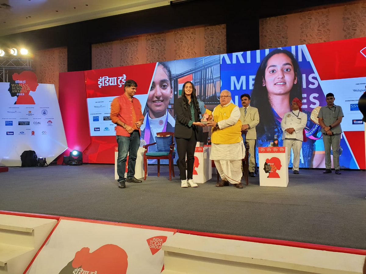 IndiaTodayHINDI's tweet photo. शक्ति, साहस और सफलता के उत्सव में नारी शक्ति का सम्मान. इंडिया टुडे Woman Summit & Awards में राजस्थान के राज्यपाल माननीय श्री कलराज मिश्र ने इंडिया टुडे की तरफ से दिव्यकृति सिंह को खेल के क्षेत्र में उनके योगदान के लिए इस पुरस्कार से सम्मानित किया. 
हाल ही में एशियन गेम्स में गोल्ड मेडल जीतकर राजस्थान की दिव्यकृति सिंह ने इतिहास रचा है. एशियाई खेलों की घुड़सवारी प्रतियोगिता में टीम ड्रेसेज स्पर्धा में टॉप पर रहकर भारत के बरसों के लम्बे इंतज़ार को दिव्यकृति सिंह ने ख़त्म किया. यह पहला मौक़ा है जब भारत ने ड्रेसेज स्पर्धा में टीम स्वर्ण पदक हासिल किया. आठवीं कक्षा से ही घुड़सवारी का प्रशिक्षण ले रहीं दिव्यकृति ने निश्चित तौर पर राजस्थान ही नहीं बल्कि देश भर की महिलाओं को गौरवान्वित किया है.
#IndiaTodayHindi #WomanSummit #Awards #womanpower @SinghDivyakriti
