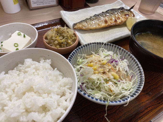 久々にやよい軒で食事したんだけどコスパ良すぎだな〜美味いしお代わりできるし完璧！  そして向かいで食べてる男が美少年すぎてドキドキしてる。。。（性的にかもしれん） https://t.co/l7VFw