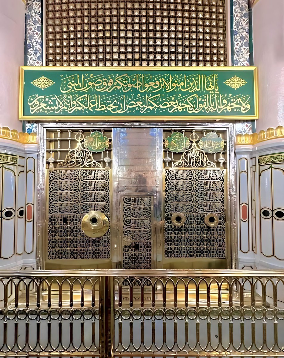 ولي بحب رسول الله منزلة
أرجو بها الصفح يوم الدين عن جرمي

لا أدعي عصمة لكن يدي علقت
بسيد من يرد مرعاته يسم

خدمته بمديحي فاعتلوت على
هام السماك وصار السعد من خدمي

وكيف أرهب ضيما بعد خدمته
وخادم السادة الأجواد لم يضم

أم كيف يخذلني من بعد تسميتي
باسم له في سماء العرش محترم