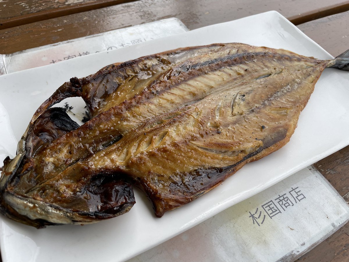 GourmetGradeB's tweet photo. ひものピザ@杉国商店
【静岡県伊東市】
「干物とチーズがこんなにマッチするなんて！」あじの干物をピザにした「あじピザ」は、早朝からでも食べられる。
もちろん、朝食の定番のあじの干物は天日でじっくり干され旨味たっぷりで身もふっくら。 https://t.co/0fK0833x4Y