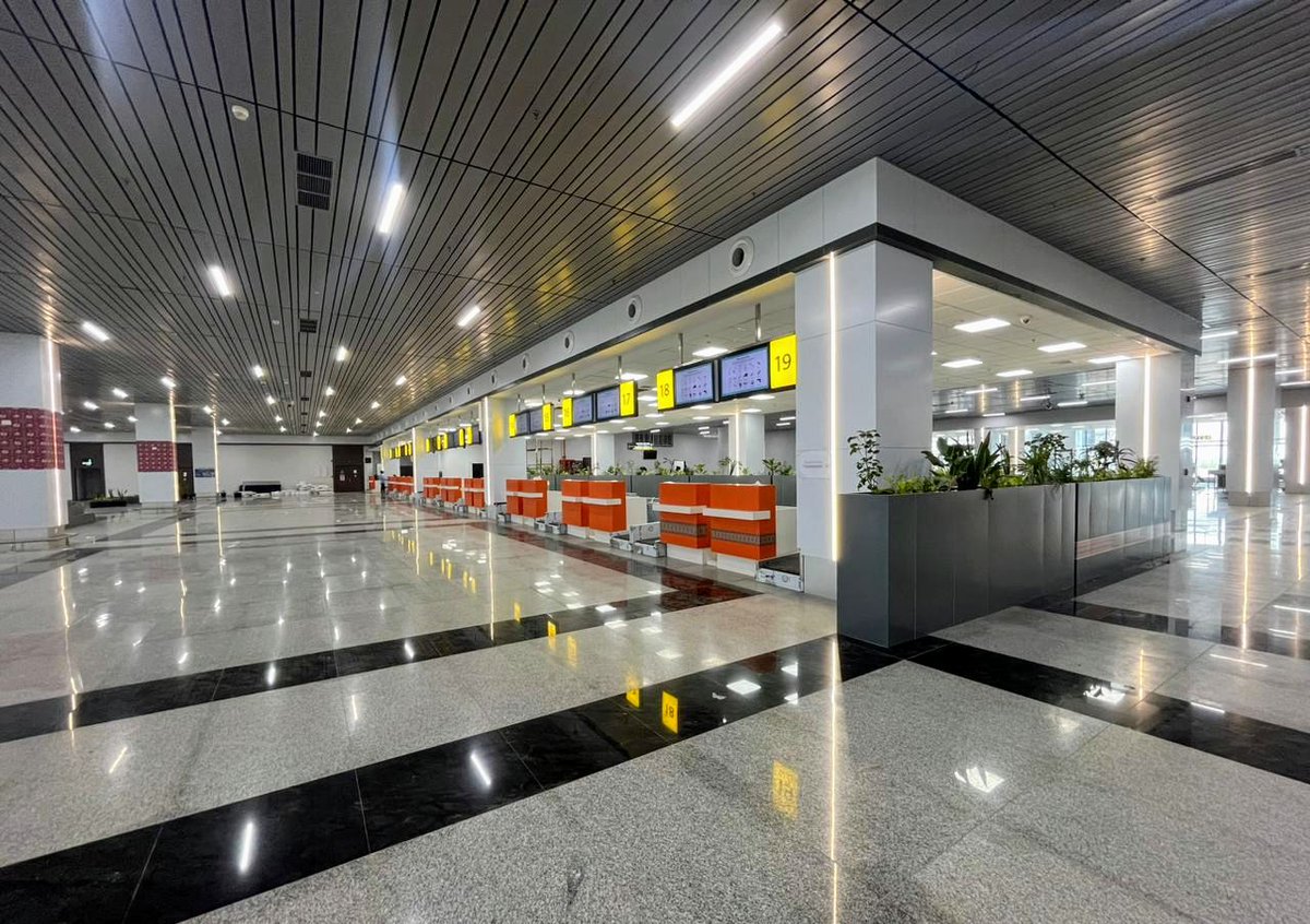 aaistvairport's tweet image. Flight snapshot at #SuratAirport on 25/10/2023:
Arrivals: 15 flights, 1772 pax
Departures: 15 flights, 1851 pax. 
Addl. intra-state flt. mov: 10
Our skies remain ready to welcome and send you off on your journeys seamlessly #FlightUpdates #TravelSmoothly
@AAI_Official @aairedwr