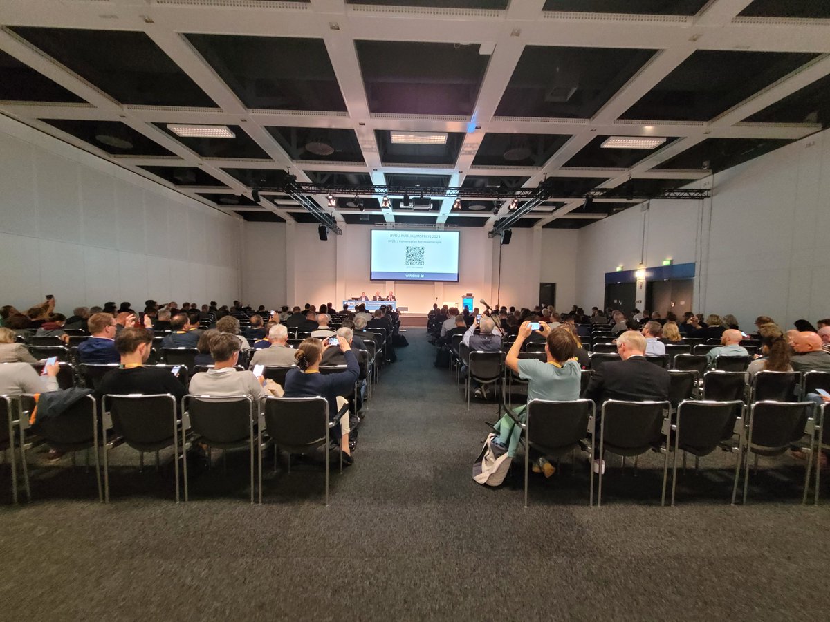 glad_germany's tweet image. Volles Haus bei der Vortragssession zur konservativen Arthrosetherapie beim #DKOU2023 unter Leitung von Dr. Johannes Flechtenmacher.