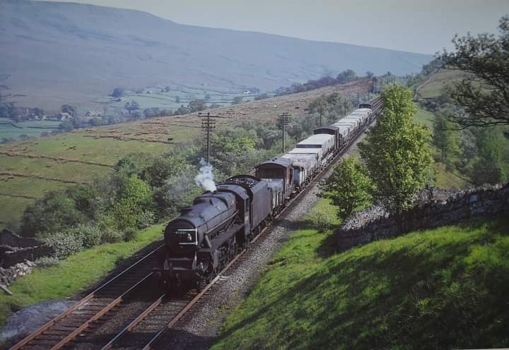 Black Five 45001 drifts down the 1-in-100 gradient at Mallerstang towards Kirkby Stephen with a #Skipton to #Carlisle pick up freight.
Date: 2nd June 1967
📷 Photo by Derek Cross.
#steamlocomotive #1960s #Cumbria #BritishRailways #EndofSteam