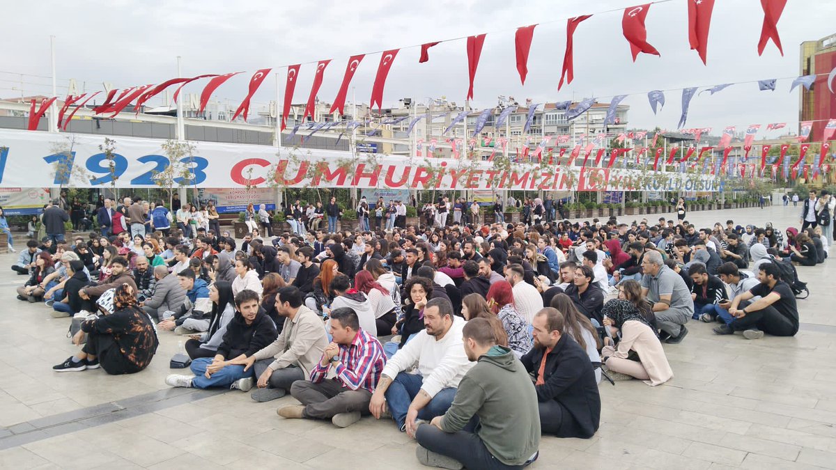 AydinMorD's tweet photo. 📍Efeler

Öğrenciler Aydın Kent Meydanı’nda toplandı, basın açıklamasını yaptı. 

Zeren’in hesabını kadınlar soracak!
#katilkyk https://t.co/V2dw7Xw8Vu