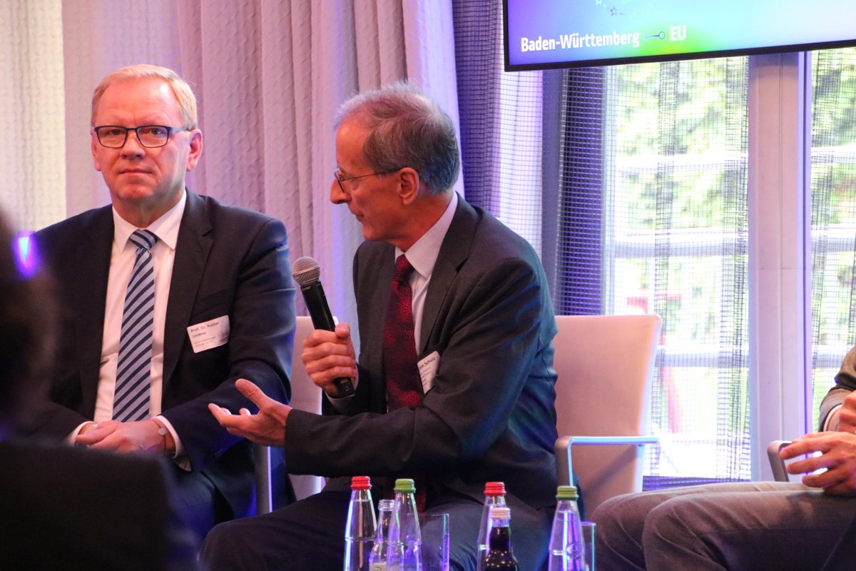 Dr. Joachim Schulz sagt beim Wirtschaftsgipfel in Brüssel: „Die Halbleiterproduktion ist derzeit im Fokus, weil sich viele Megatrends in der Wirtschaft nur mit Chips umsetzen lassen. Europas digitale Souveränität muss entschieden vorangetrieben werden.' #economicsummitBWEU @WM_BW