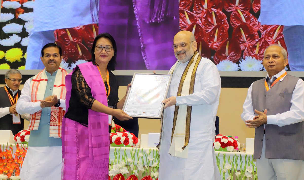 blvermaup's tweet image. श्री @AmitShah जी ने  #BBSSL के Logo, वेबसाइट और Brochure का लोकार्पण किया तथा  सदस्यों को सदस्यता प्रमाणपत्र भी वितरित किए। इस ऐतिहासिक अवसर का मैं भी साक्षी बना।(2/2)
#सहकार_से_समृद्धि
#धरती_कहे_पुकार_के_बीज_सहकार_के
@narendramodi
@MinOfCooperatn