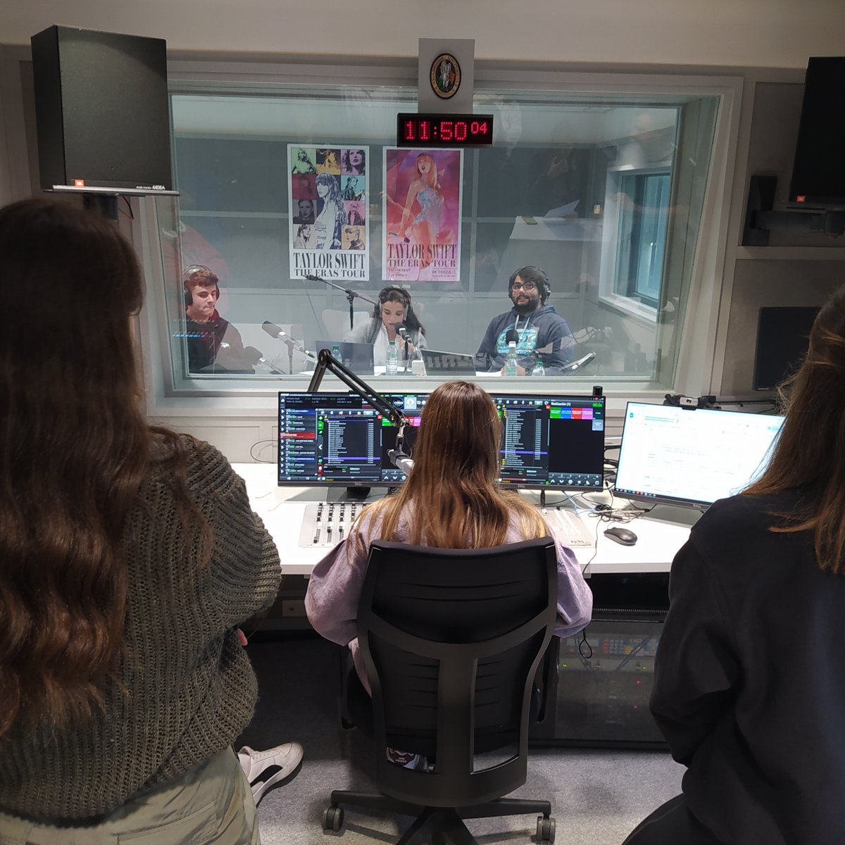 Fabulosa iniciativa en <a href="/fcomunav/">fcomunav</a> de la mano de Iñaki Llarena, profesor de Realización Radiofónica. Si el año pasado los alumnos se lanzaron a un especial de 24 horas sobre los Beatles, hoy la estrella es <a href="/taylorswift13/">Taylor Swift</a> (unav.edu/web/radio-univ…).