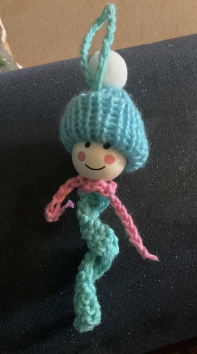 ele1887's tweet image. Wer nicht findet, muss selber machen. 
Mein #Prototyp. Nicht schön, aber selten. 
Erkenntnis des Tages: #Häkeln ist wie Rad fahren. 😉. 
#Sorgenwürmchen