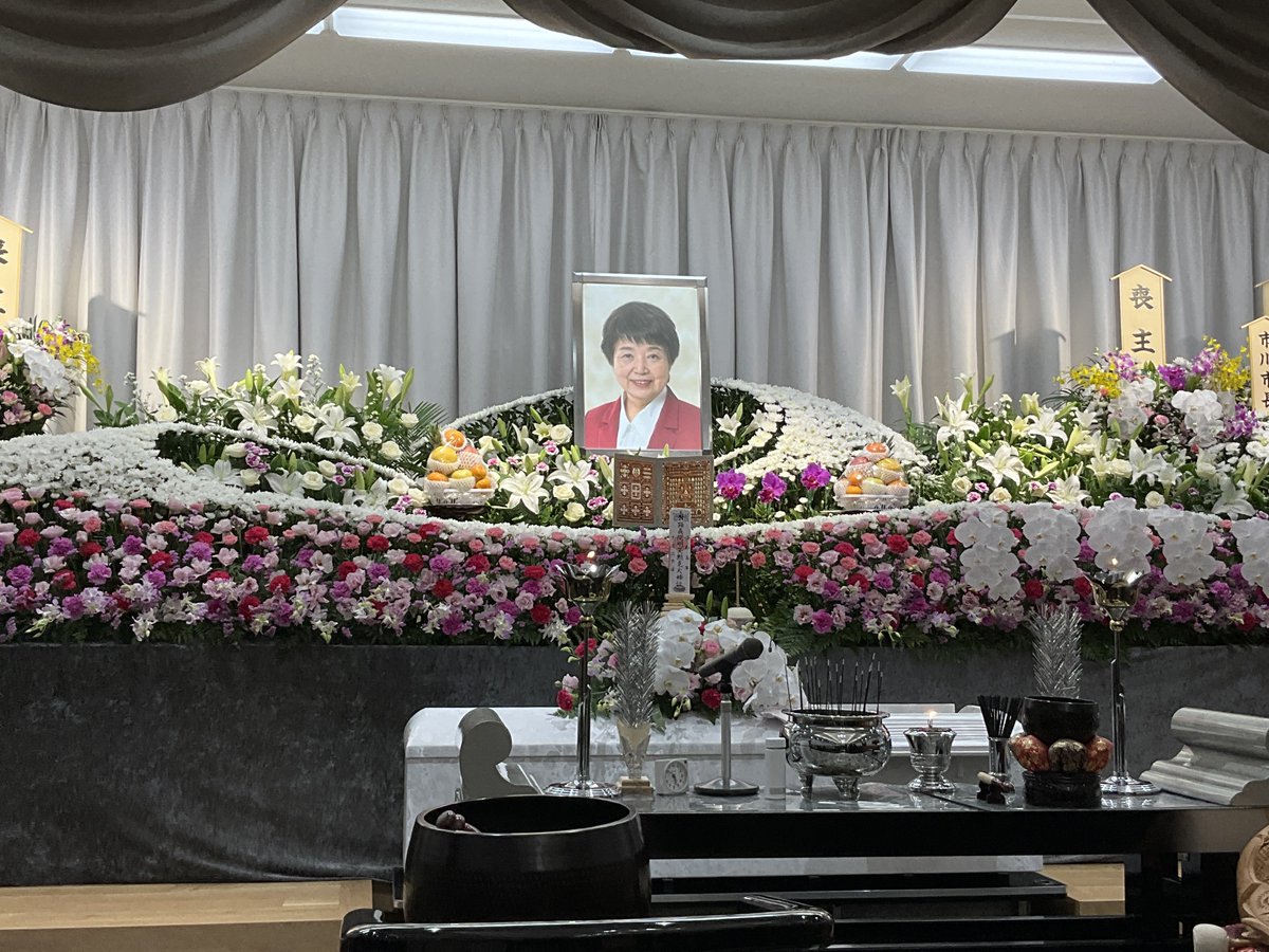 mizuhofukushima's tweet photo. 今日はお世話になった村上克子さんのお通夜でした。学校の先生をして、市川市議会議員へ。そして女性初の千葉県議会議員へ。アイ女性会議の共同代表を長年務め、社民党千葉県連合の代表も長くしていただきました。いつもニコニコしていた優しい村上さん、本当にありがとうございました。 https://t.co/bmEea1Rt6q