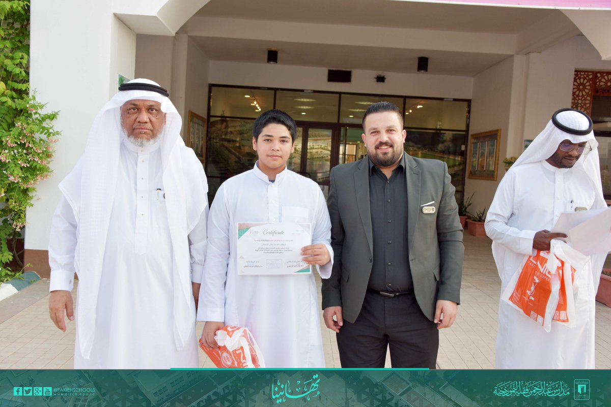 تكريم الطلاب المشاركين في دورة الصواريخ والفضاء بجامعة الملك سعود بالرياض في الطابور الصباحي من قبل سعادة مدير ثانوية عبدالرحمن فقيه د/ سليمان قطان 
#مدارس_عبدالرحمن_فقيه