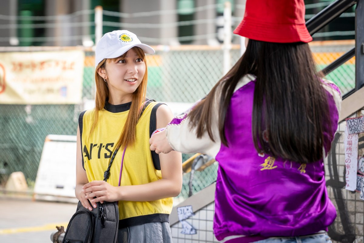 5話で英子がかぶっていた帽子の色違いを 八木さんにもかぶってもらい