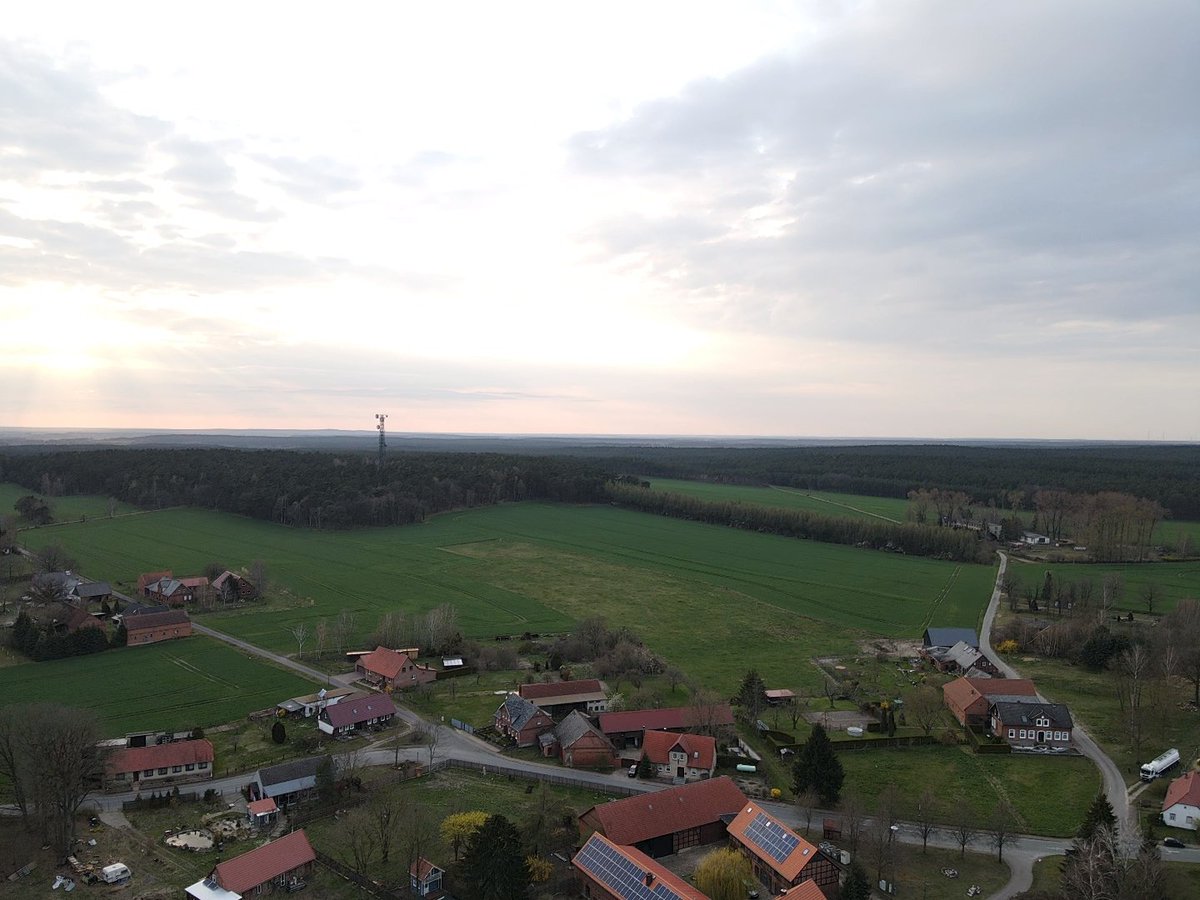 Lutz_Franke's tweet photo. Was ist eigentlich #Luxus für Euch? Mein Luxus besteht darin, in einer altmärkischen Gemeinde mit einer Einwohnerdichte von 18 Menschen auf einen Quadratkilometer zu leben. Den #AfD-Nachbarn sieht man nie - nur bei seltenem Ostwind hört man, wenn er seine Frau anbrüllt. #Altmark https://t.co/JvRluoUUzL