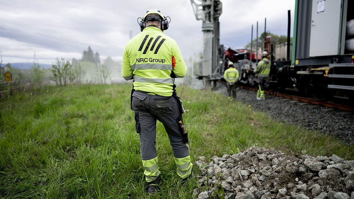 NRC_Finland's tweet photo. 👷 Marraskuussa se käynnistyy – Pohjanmaan radan kunnossapidon uusi sopimuskausi nimittäin! Vaihteleva rataosuus tulee pitämään meidät kiireisenä, sillä siihen kuuluu mm. 515 raidekilometriä, 377 vaihdetta ja 160 tasoristeystä. Lue lisää: https://t.co/RIwCsIRniN. #NRCGroup https://t.co/TSVmVTlqyh