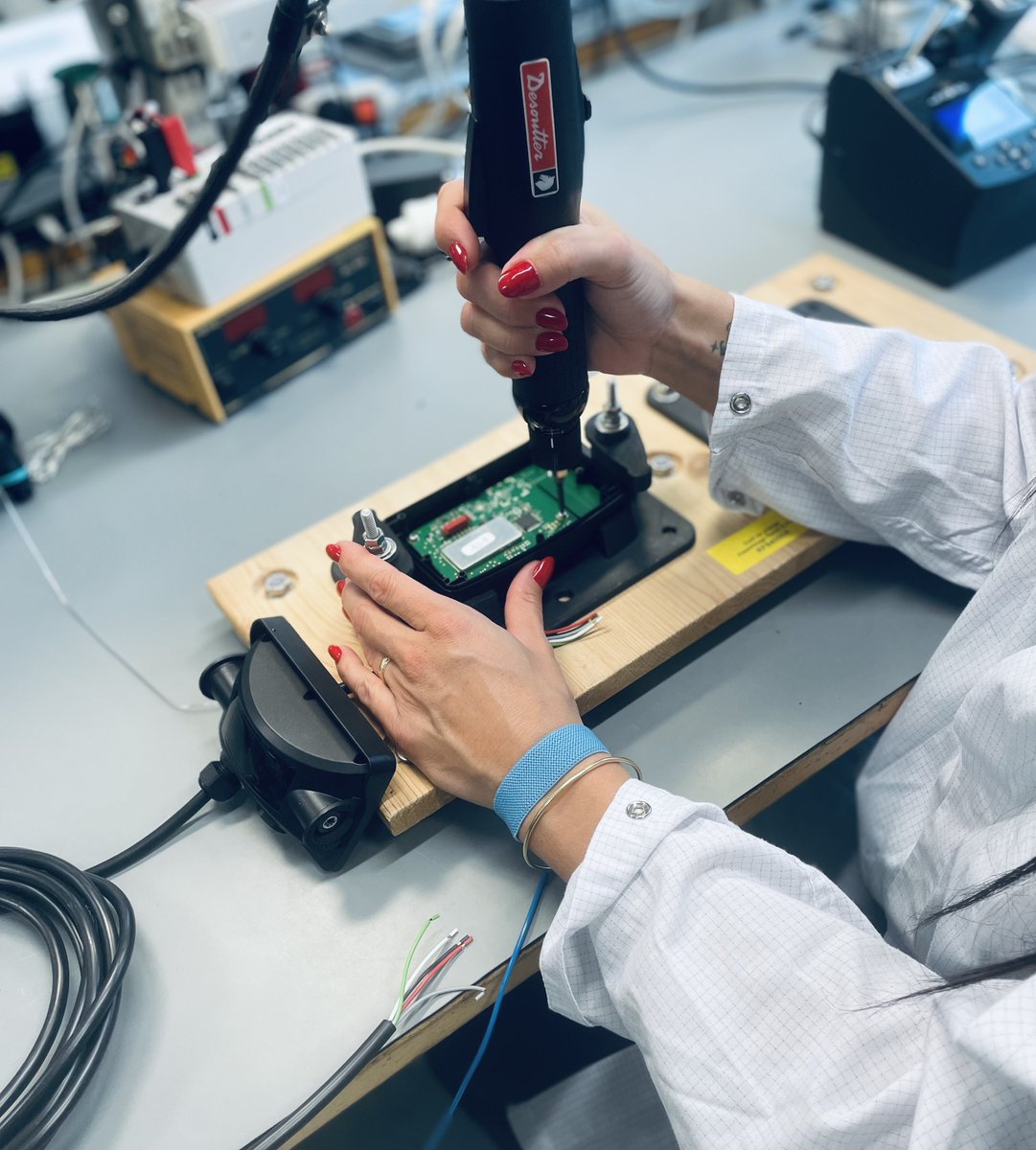 LaFrenchFab's tweet photo. [Un jour, une usine 📸]
La French Fab vous emmène au cœur de l'industrie française avec l'entreprise Iséroise @Capsys_SAS qui développe des solutions de détection magnétique et hyperfréquence.
Découvrez son savoir-faire en images 👇
#FrenchFab https://t.co/VcWNtRdR1w
