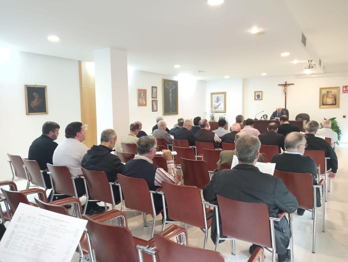 UniCurasSevilla's tweet photo. El miércoles 25 de octubre, celebramos la primera sesión de formación del curso.Damos las gracias a D. José Leonardo Ruiz, quién nos ha acercado a los mártires que serán beatificados el próximo 18 de noviembre, especialmente a los nueve sacerdotes miembros de nuestra institución. https://t.co/aYfziFZoSd